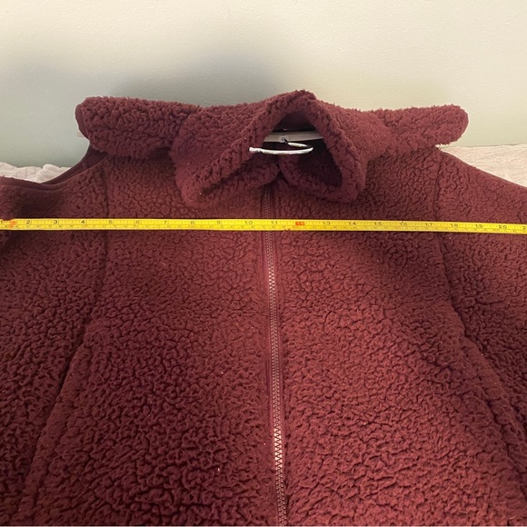 Amazon Essentials burgundy fuzzy fleece vest. Size XL - Picture 5 of 7